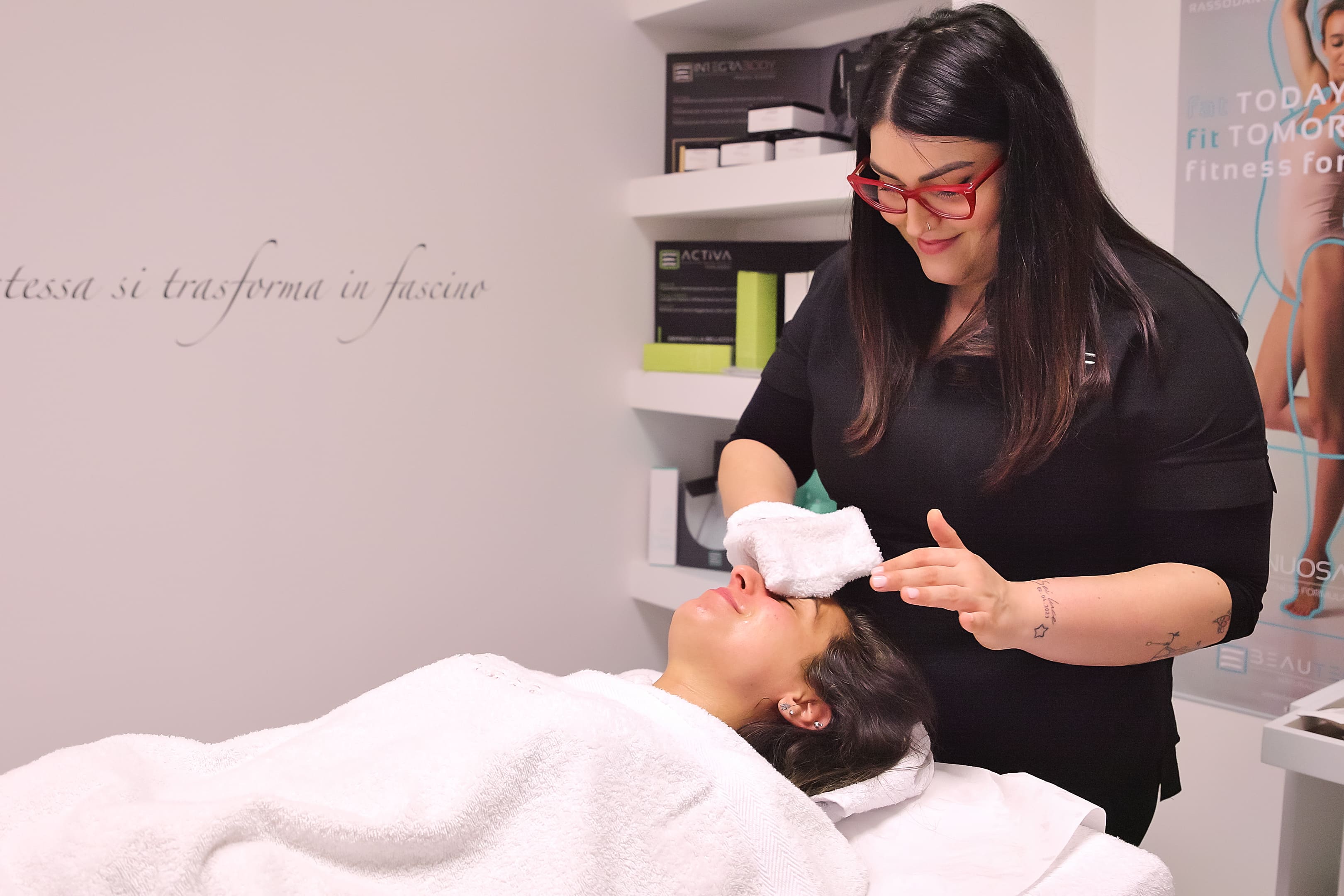 trattamento viso con spugna